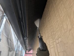 北九州市八幡区 T様邸 軒天塗装 高圧洗浄で汚れを落とす作業