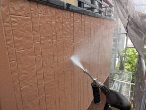 北九州市八幡区 T様邸 外壁塗装 2階 高圧洗浄の様子