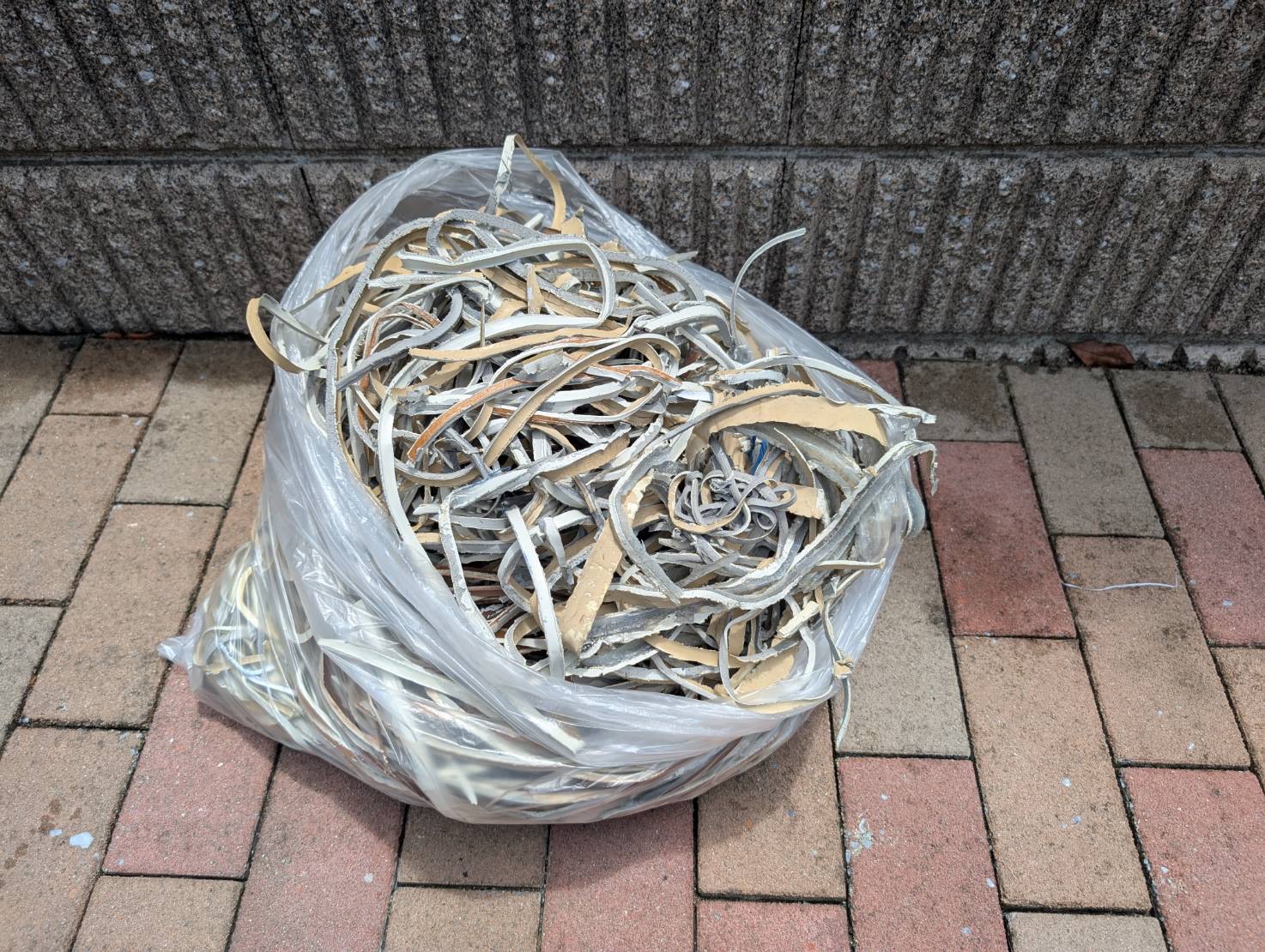 京都郡苅田町・N様邸のサッシまわりコーキング撤去材をまとめたバケツの写真