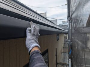 北九州市八幡区 T様邸 雨樋塗装 ケレン作業で下地を整える｜施工事例