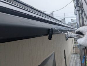 北九州市八幡区 T様邸 雨樋塗装 上塗り1回目の施工風景｜施工事例