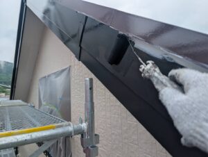 北九州市八幡区 T様邸 破風塗装 上塗り1回目で塗膜形成｜施工事例