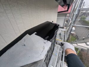 北九州市八幡区 T様邸 小庇塗装 中塗りで塗膜を形成｜施工事例