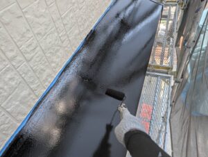 北九州市八幡区 T様邸 シャッターBOX塗装 上塗りで最終仕上げを行う様子｜施工事例