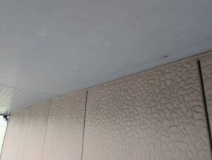 北九州市Y様邸 軒天周り 黒ずみと塗膜剥がれ