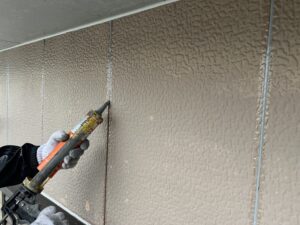 北九州市Y様邸 縦目地 コーキング充填作業中
