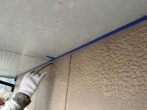 北九州市Y様邸 軒天 コーキング プライマー塗布中
