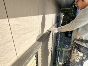 北九州市Y様邸 サッシ廻り 既存コーキング撤去中