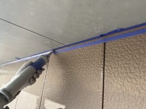 北九州市Y様邸 軒天 コーキング 充填作業中