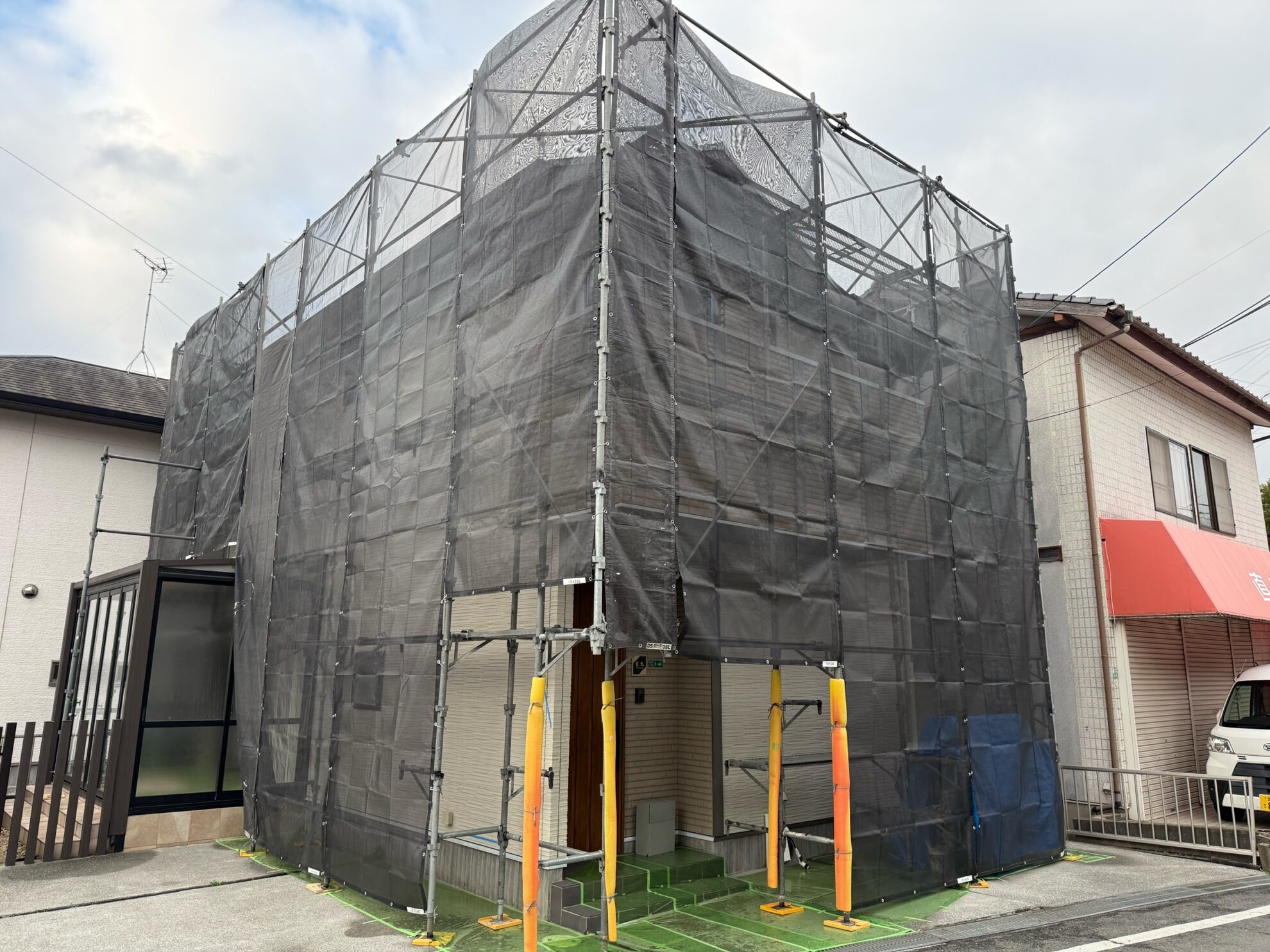 北九州市八幡西区 外壁塗装 足場完成の様子|築15年・2階建て戸建て